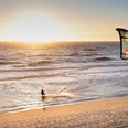 Kitesurfer im Sonnenuntergang Kitesurfer im Sonnenuntergang am Strand von Wenningstetd