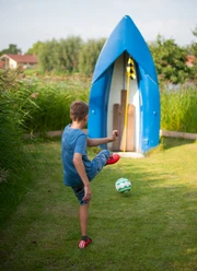 Activity Park FussBallGolf.jpg Ein Junge kickt einen Fußball auf eine blaue Boots-Attraktion beim Fußballgolf Otterndorf.