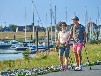Blick auf Boote am Hafen