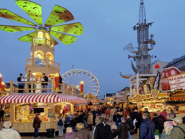 Weihnachtszauber-Aurich_Markplatz.jpg Weihnachtszauber Aurich Markplatz.
