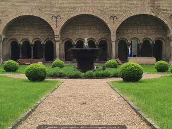 Im Kreuzgang des Bonner Münster