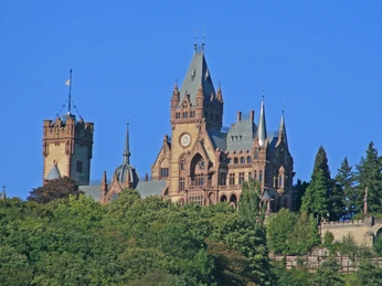schloss_drachenburg_rheinansicht.jpg
