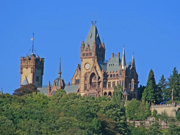 schloss_drachenburg_rheinansicht.jpg