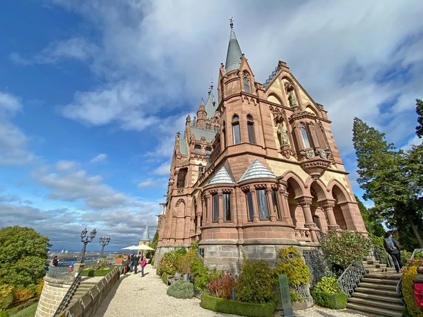 schloss_drachenburg_rheinseite.jpg