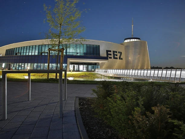 Energie Erlebnis Zentrum Ostfriesland in Aurich Außenansicht bei Nacht Energie Erlebnis Zentrum Ostfriesland in Aurich Außenansicht bei Nacht