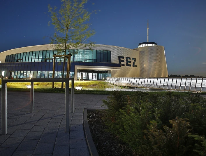 Energie Erlebnis Zentrum Ostfriesland in Aurich Außenansicht bei Nacht Energie Erlebnis Zentrum Ostfriesland in Aurich Außenansicht bei NachtEnergy Experience Center East Frisia in Aurich Exterior view at nightEnergy Experience Centre East Frisia i Aurich Udvendig udsigt om nattenEnergy Experience Centre Oost-Friesland in Aurich Buitenaanzicht 's nachts