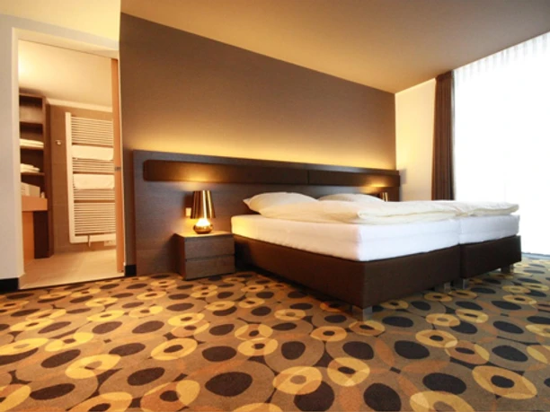 Hotelzimmer mit blick ins bad obis optimiert.jpg