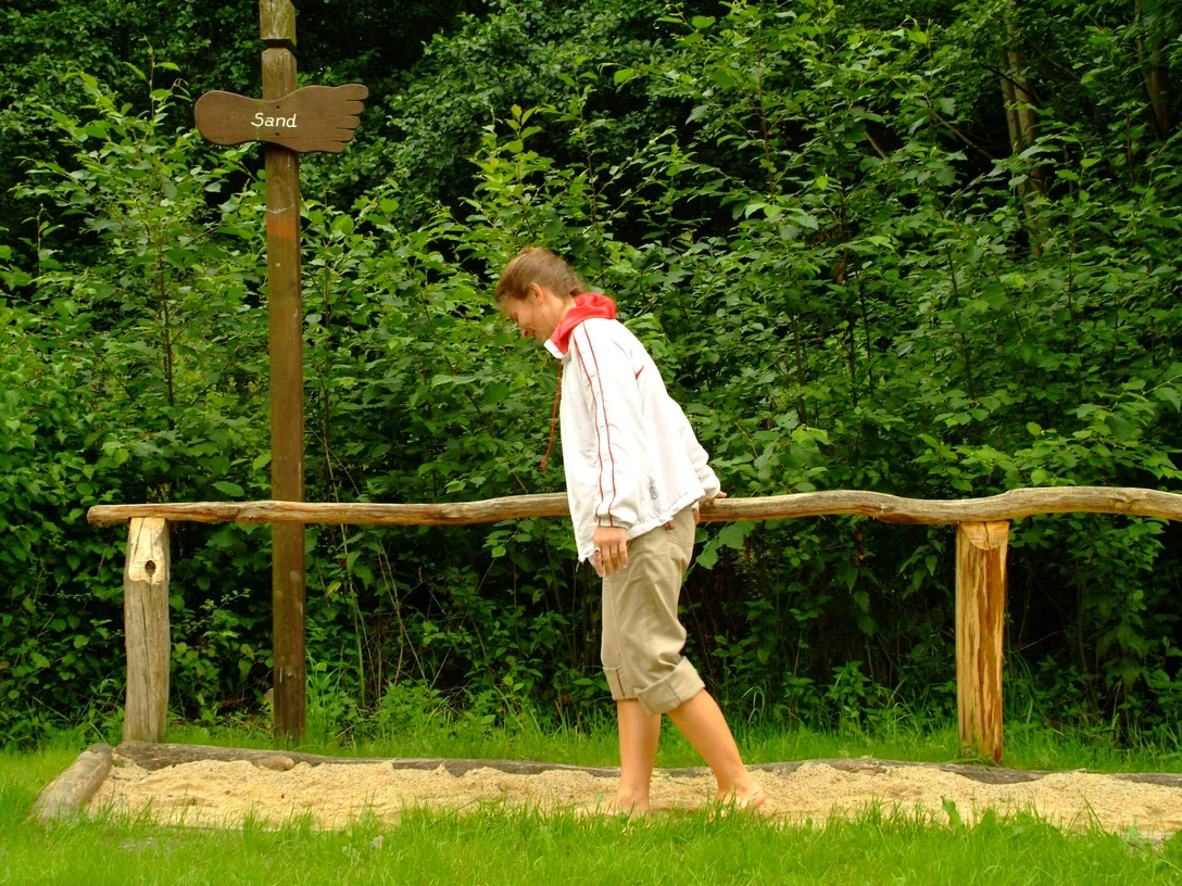 Barfuß auf Sand, Barfußpfad Nienhagen Barfuß auf Sand, Barfußpfad NienhagenBarefoot on sand, barefoot path NienhagenBarfodet på sand, barfodet sti NienhagenBlootsvoets op zand, blotevoetenpad Nienhagen