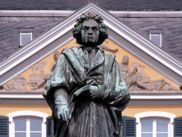 Das Beethoven-Denkmal Das Beethoven-Denkmal auf dem Münsterplatz vor der Post wurde im August 1845 zum Gedenken an Beethovens 75. Geburtstag anlässlich des ersten Beethovenfestes enthüllt.