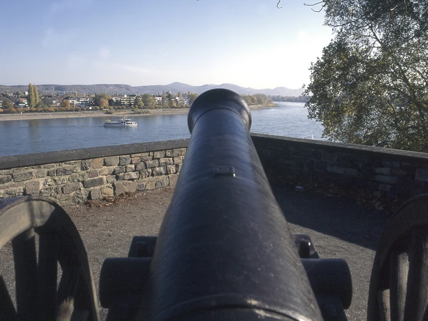 Blick vom Alten Zoll über den Rhein Blick vom Alten Zoll über den Rhein zum Siebengebirge.