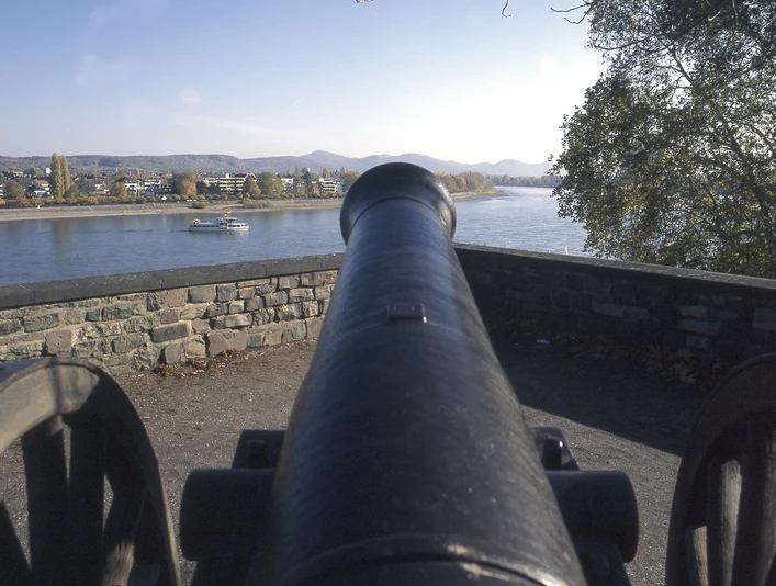 Blick vom Alten Zoll über den Rhein Blick vom Alten Zoll über den Rhein zum Siebengebirge.