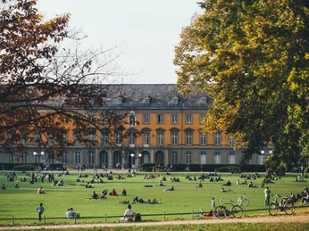Hofgarten mit Blick auf die Universität Hofgarten mit Blick auf die Universität