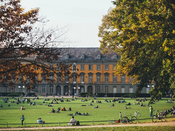 Hofgarten mit Blick auf die Universität Hofgarten mit Blick auf die Universität