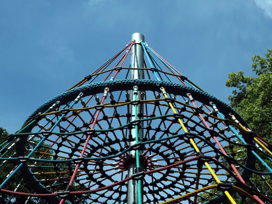 Kletterpyramide Mehrgenerationenspielplatz Siegpark, Eitorf