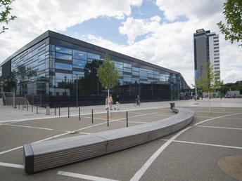 Am Platz der Vereinten Nationen Am Platz der Vereinten Nationen liegt das Hauptgebäude des World Conference Center Bonn, das im Juni 2015 feierlich eröffnet wurde.