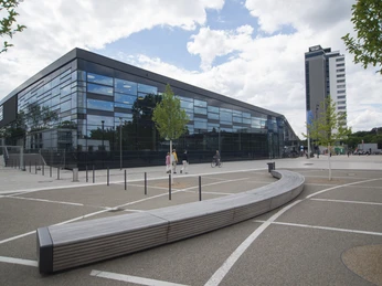 Am Platz der Vereinten Nationen Am Platz der Vereinten Nationen liegt das Hauptgebäude des World Conference Center Bonn, das im Juni 2015 feierlich eröffnet wurde.