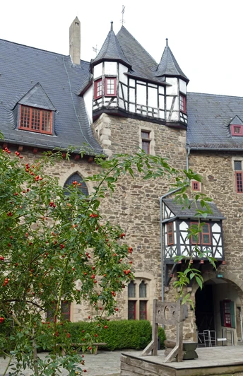 Burghof Schloss Burg