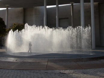 Museumsplatz mit begehbaren Springbrunnen Kunstmuseum Bonn