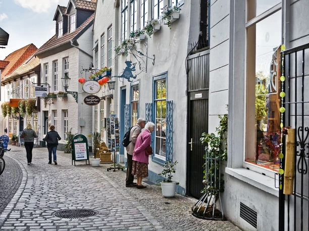 Ein Blick in die Bergstraße im Oldenburger Nikolaiviertel mit bummelden Menschen.