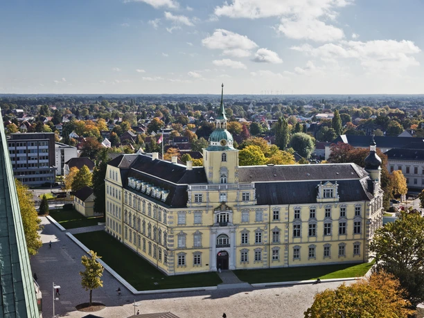 Blick vom Turm der St. Lamberti-Kirche Oldenburg in Richtung Oldenburger Schloss.