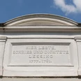inschrift-ueber-dem-eingang-zum-lessinghaus.jpeg