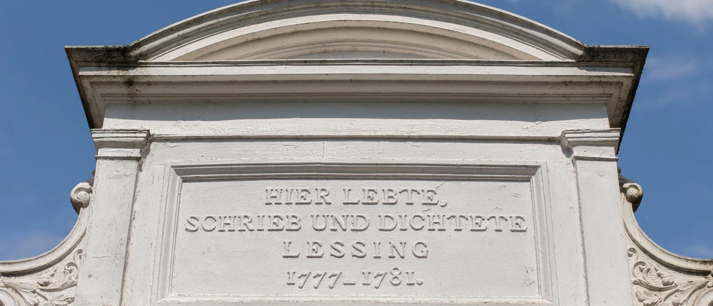 inschrift-ueber-dem-eingang-zum-lessinghaus.jpeg