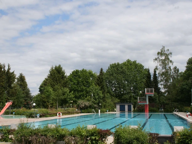 CC0 Becken Freibad Brome.jpg Becken im Freibad Brome