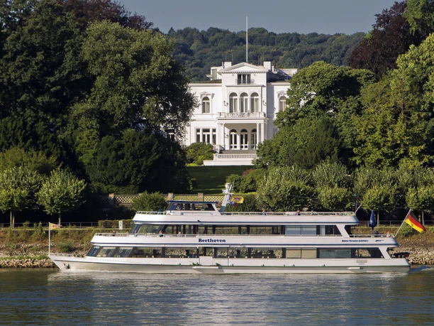 Die Villa Hammerschmidt - Ansicht vom Rhein Eine Schiffstour auf dem Rhein sollte bei einem Besuch in Bonn nicht fehlen. Von Karfreitag bis Ende Oktober bieten drei Schifffahrtsgesellschaften Linienfahrten auf dem Rhein an. Neben dem Linienverkehr gibt es außerdem ein ganzjähriges Angebot an attraktiven Themenfahrten.