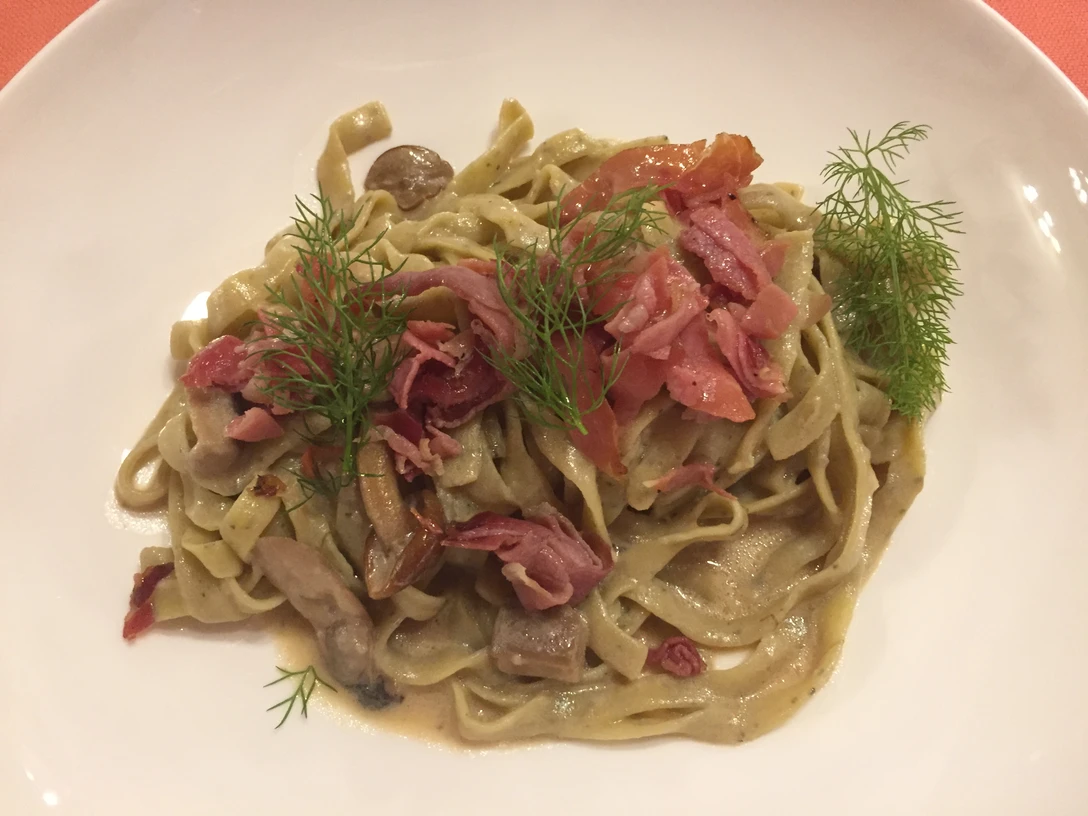 Nudelgericht Tagliatelle mit Sahnesauce, Pilzen, Schinken und Dill. Ein köstliches italienisches Nudelgericht.Tagliatelle with cream sauce, mushrooms, ham and dill. A delicious Italian pasta dish.Tagliatelle med flødesauce, svampe, skinke og dild. En lækker italiensk pastaret.Tagliatelle met roomsaus, champignons, ham en dille. Een heerlijk Italiaans pastagerecht.
