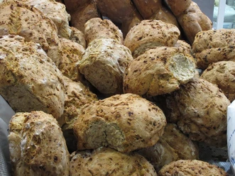 Knusprige, frisch gebackene Brote mit einer goldenen Kruste und herzhaftem Aroma liegen aufeinander.