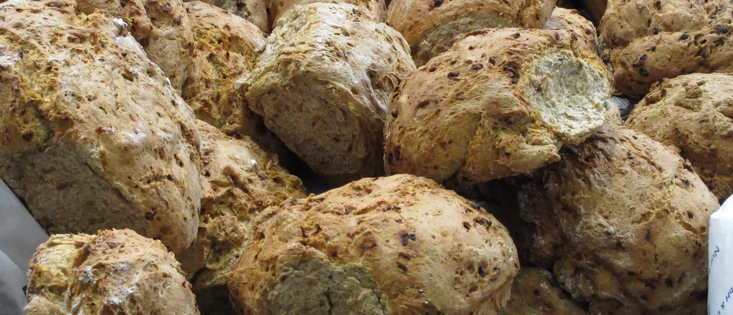 Brot Knusprige, frisch gebackene Brote mit einer goldenen Kruste und herzhaftem Aroma liegen aufeinander.