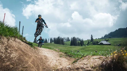 downhill-bikepark-wiriehorn-biker-springen-ins-bild.jpg