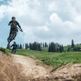 downhill-bikepark-wiriehorn-biker-springen-ins-bild.jpg