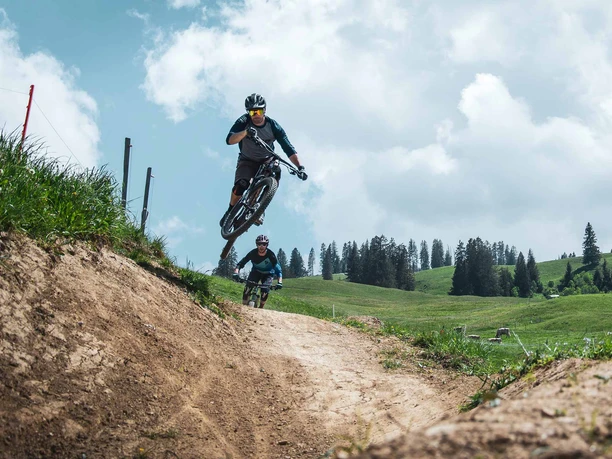 downhill-bikepark-wiriehorn-biker-springen-ins-bild.jpg