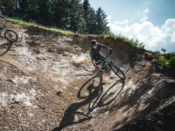 downhill-bikepark-wiriehorn-steilwandkurve-mit-bikern.jpg