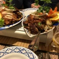 Asiatisches Gericht Ein buntes, reichhaltiges asiatisches Gericht mit knusprigem Fleisch, frischem Gemüse und Zitrusdeko.