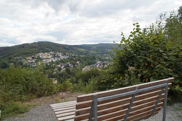 Waldsofa am Haldyturm Ein Holzbänklein bietet Ausblick über das grüne Tal und die Siedlungen von Engelskirchen im Sommer.