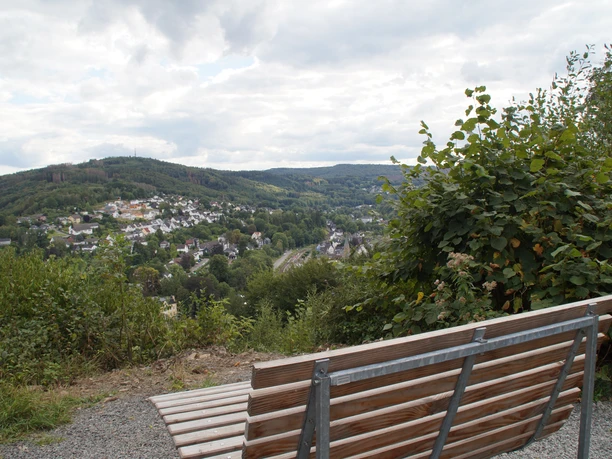 Waldsofa am Haldyturm Ein Holzbänklein bietet Ausblick über das grüne Tal und die Siedlungen von Engelskirchen im Sommer.