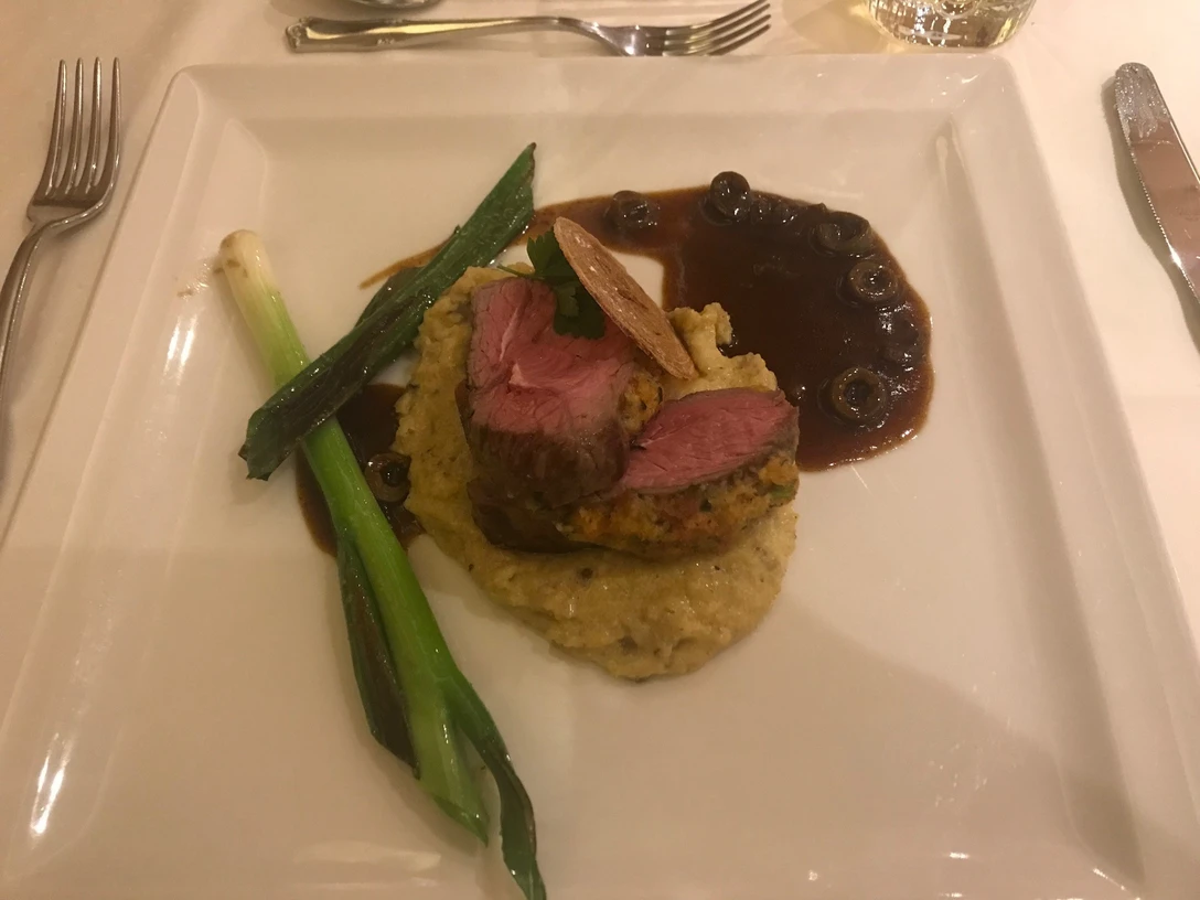 Hauptgericht Zartes rosa Rinderfilet auf Kartoffelpüree, dekoriert mit Lauch und würziger Pilzsoße.Tender pink fillet of beef on mashed potatoes, decorated with leek and spicy mushroom sauce.Mør rosa oksefilet på kartoffelmos, pyntet med porre og krydret svampesauce.Malse roze ossenhaas op aardappelpuree, versierd met prei en hartige champignonsaus.