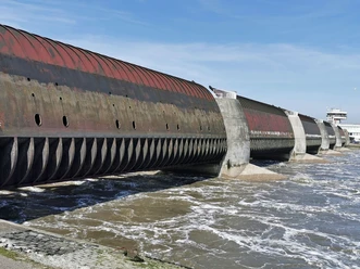 Eidersperrwerk Eidersperrwerk über stark strömendem Wasser
