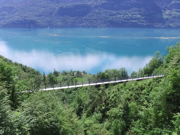 Hängebücke oberhalb Ebligen am Brienzersee, Wanderweg Brienz – Oberried