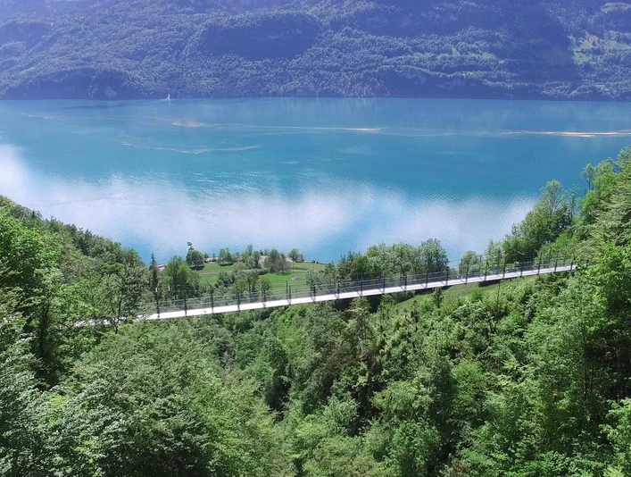 Hängebücke oberhalb Ebligen am Brienzersee, Wanderweg Brienz – Oberried