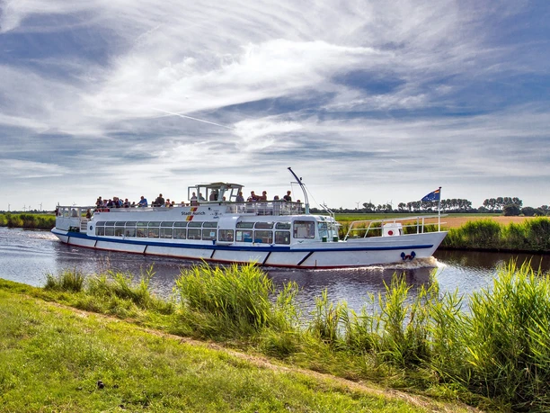 Fahrgastschiff MS Stadt Aurich auf dem Ems Jade Kanal Fahrgastschiff MS Stadt Aurich auf dem Ems Jade Kanal