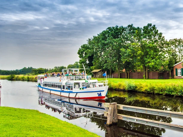 Fahrgastschiff MS Stadt Aurich auf dem Ems Jade Kanal in Ihlow Fahrgastschiff MS Stadt Aurich auf dem Ems Jade Kanal in Ihlow