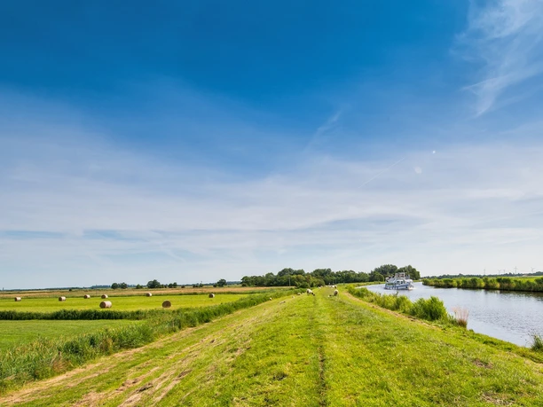 Angeln am Ems Jade Kanal in Aurich Ostfriesland Angeln am Ems Jade Kanal in Aurich Ostfriesland