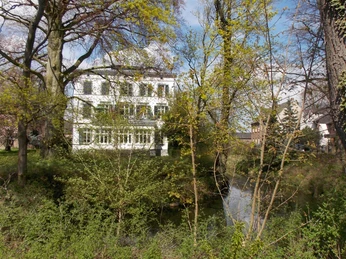 Weiße Burg Front mit Bäumen