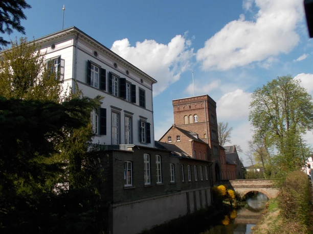 Weiße Burg mit Ophof