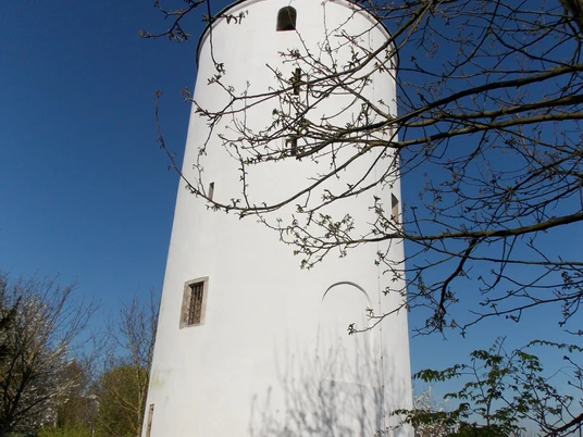Hexenturm mit Baum