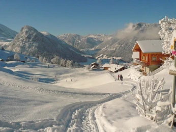 Winteraktivitäten auf Springenboden Winteraktivitäten auf SpringenbodenWinter activities at SpringenbodenActivités hivernales sur Springenboden