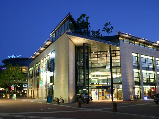 Bahnhof und Kino am Europaplatz